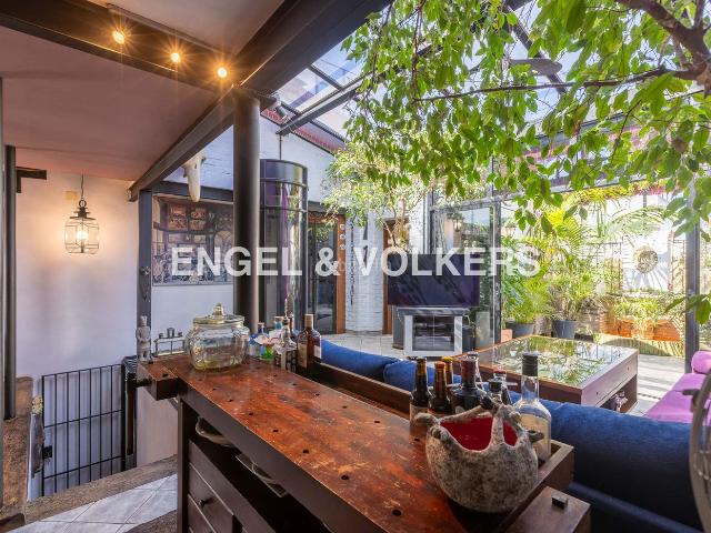 Casa en venta en Sevilla, San Lorenzo. Casa con encanto Andaluz, con terraza al mismo nivel que el salón, techos altos y ascensor. Casas.