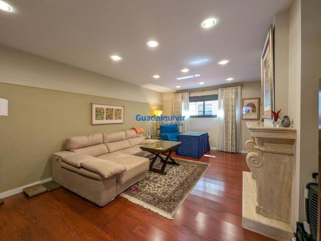 Casa en venta en Sevilla, San Pablo. FRENTE CORTE INGLES DE NERVION, JUNTO AL TRANVIA. Casas.