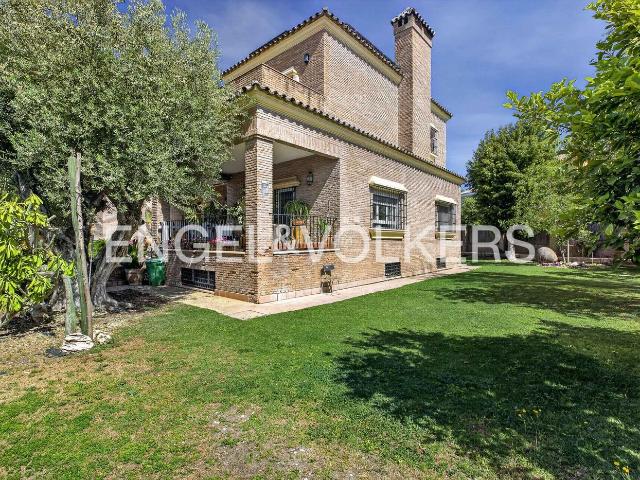Casa en venta en Sevilla, Santa Clara. Exclusivo chalet independiente de 700 m en Santa Clara con piscina, ascensor y máxima confortabilidad. Casas.