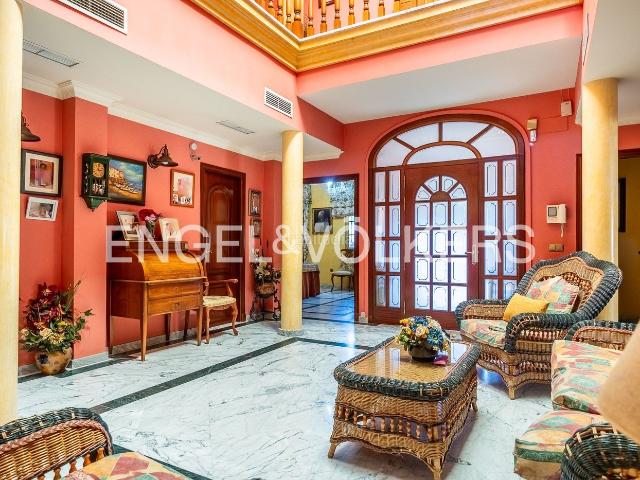 Casa en venta en Sevilla, Santa Clara. Singular vivienda unifamiliar en Santa Clara, Sevilla. Casas.