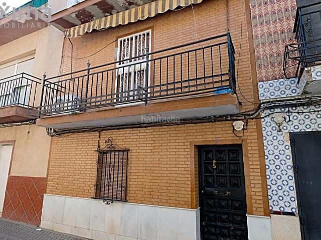 Casa en venta en Sevilla, Palmete. INVERSIÓN RENTABLE DESDE EL PRIMER DÍA VIVIENDA CON INQUILINO Y CONTRATO HASTA 2029. Casas.
