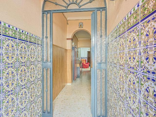 Casa en venta en Sevilla, Torreblanca. Gran casa familiar con patio y terrazas en Torreblanca, Sevilla. Casas.