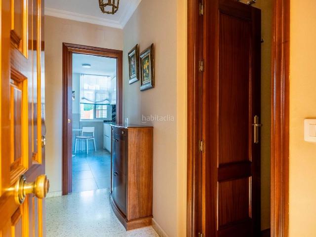Casa en venta en Sevilla, Urbadiez Entrepuentes. Chalet con encanto en Parque Este Amplio patio, garaje directo y zonas comunes. Casas.