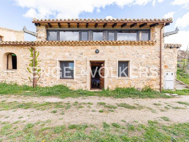 Casa en venta en Sigüenza. Un espacio único construido con materiales naturales que armonizan con el entorno. Casas.