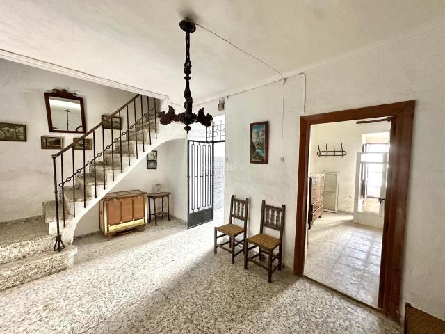 Casa en venta en Sierra de Yeguas. Encantadora casa de pueblo con gran potencial y nave de 200 m en el corazón de Sierra de Yeguas. Casas Sierra de.