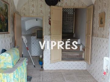 Casa en venta en Sierra de Fuentes. Casa en Sierra de Fuentes de dos plantas con muchas posibilidades para reformar a tu gusto.Cuatro habitaciones y un gran baño con. Casas Sierra de.