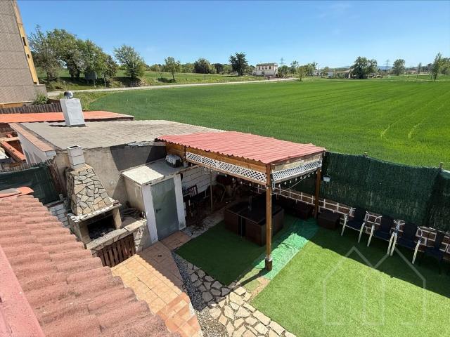 Casa en venta en Sils. Casa unifamiliar con piscina. Casas.