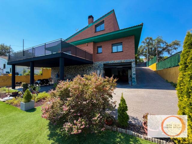 Casa en venta en Sils. CASA DE 5 HABITACIONES CON PISCINA EN SILS LES COMES. Casas.