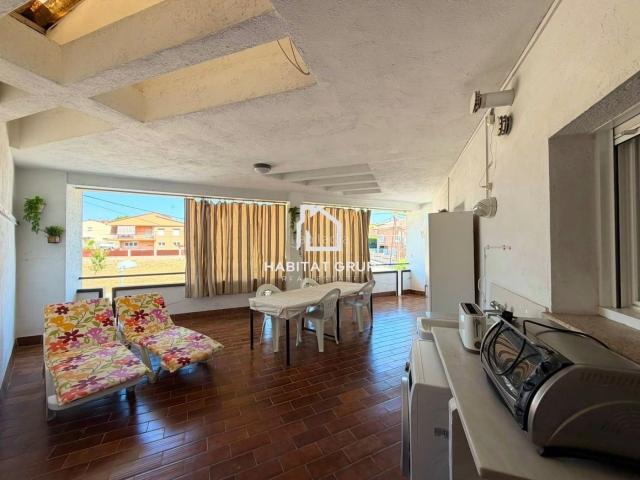 Casa en venta en Sils. Adosada lista para entrar a vivir con gran garaje y terraza. Casas.