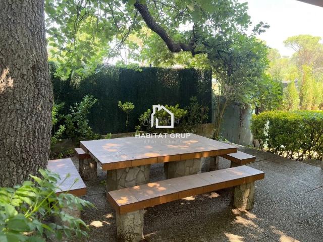 Casa en venta en Sils. Oportunidad! Acogedor chalet con jardín, piscina y barbacoa lista para disfrutar. Casas.