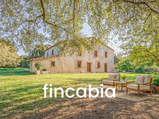 Casa en venta en Sils. Masía catalana en venta en Sils con 210.000 m2 de terreno y 625 m2 construidos. Casas.
