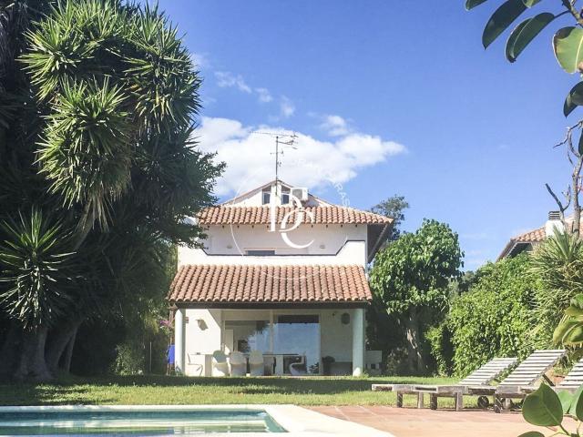 Casa en venta en Sitges, Vallpineda Santa Bàrbara Costa Dorada. Casa de lujo de 248 m2 con piscina y vistas en venta en Vallpineda Santa Bárbara, Sitges. Casas.