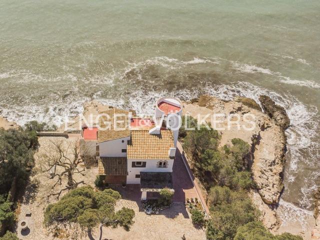 Casa en venta en Sitges, Aiguadolç Sant Sebastià Costa Dorada. Espectacular masia junto al mar. Casas.