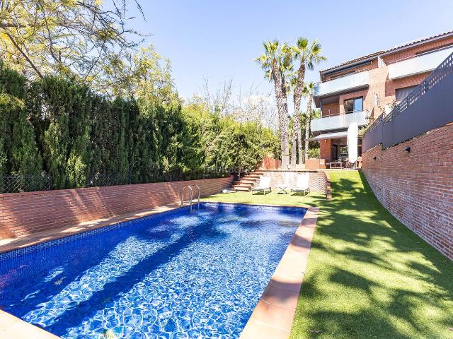 Casa adosada en venta en Sitges, Ametllers Poble Sec Costa Dorada. Exclusiva Villa de lujo con elevador y piscina privada, en Sitges. Elegancia, privacidad y ubicacion previlegiada. Casas adosadas.