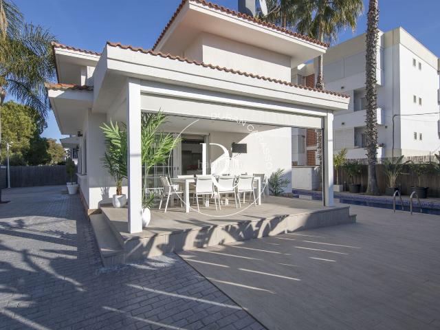 Casa en venta en Sitges, Can Girona Terramar Vinyet Costa Dorada. Casa de lujo de 318 m2 con piscina y vistas en venta en Vinyet, Sitges. Casas.