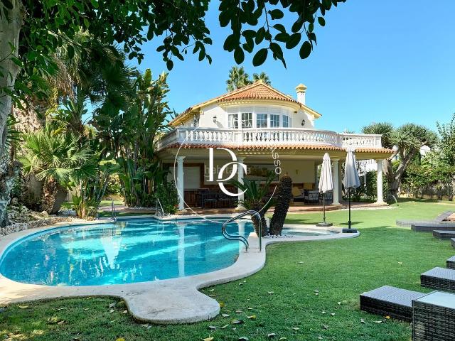 Casa en venta en Sitges, Can Girona Terramar Vinyet Costa Dorada. Casa de lujo de 768 m2 con piscina y vistas en venta en Terramar, Sitges. Casas.