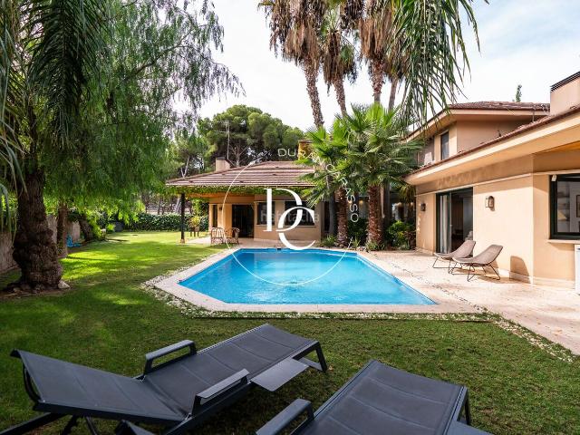 Casa en venta en Sitges, Can Girona Terramar Vinyet Costa Dorada. Casa de lujo de 717 m2 con piscina y vistas en venta en Terramar, Sitges. Casas.