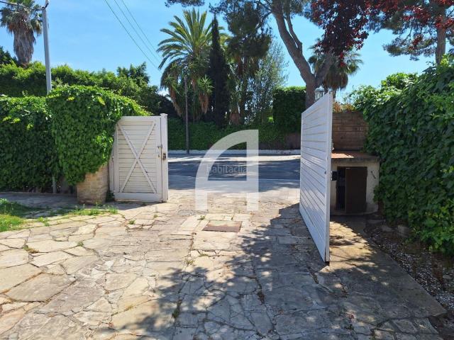 Casa en venta en Sitges, Can Girona Terramar Vinyet Costa Dorada. ESPECTACULAR CASA CON GRAN JARDÍN Y PISCINA. Casas.
