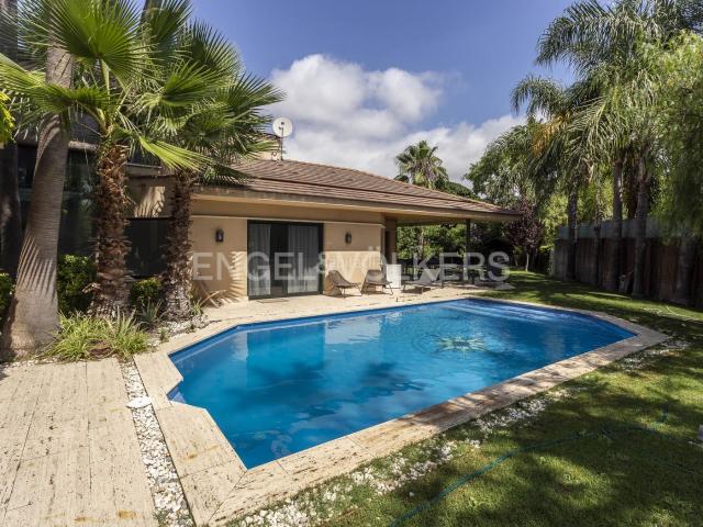 Casa en venta en Sitges, Can Girona Terramar Vinyet Costa Dorada. Expectacular casa cerca al campo de golf y la playa. Casas.