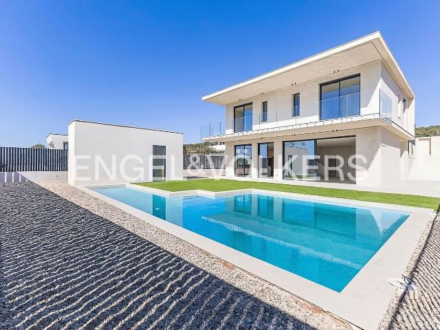 Casa en venta en Sitges, Can Pei Costa Dorada. Magnífica Obra Nueva con vistas al mar, lista para entrar a vivir. Casas.