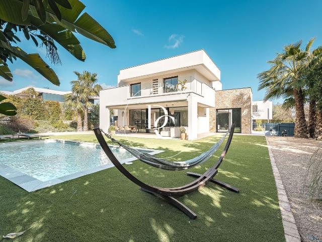 Casa en venta en Sitges, La Plana Costa Dorada. Casa de lujo de 352 m2 con piscina en venta en La Plana, Sitges. Casas.