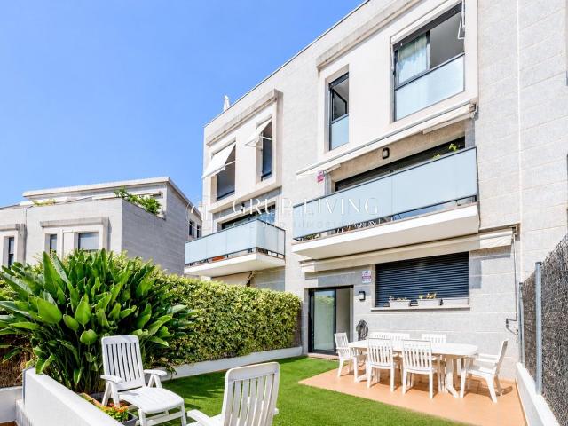 Casa en venta en Sitges, Levantina Montgavina Quintmar Costa Dorada. CASA ADOSADA DE 5 HABITACIONES CON PISCINA COMUNITARIA EN QUINTMAR, SITGES. Casas.