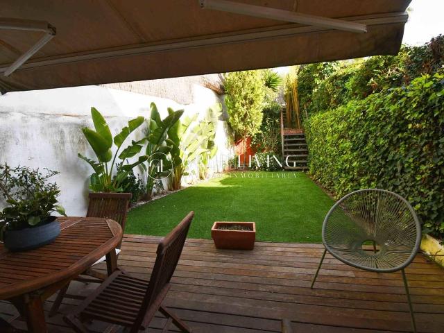 Casa en venta en Sitges, Levantina Montgavina Quintmar Costa Dorada. CASA APAREADA ESQUINERA CON AMPLIOS JARDINES Y PISCINA EN QUINT MAR. Casas.