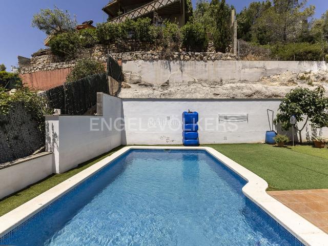 Casa en venta en Sitges, Levantina Montgavina Quintmar Costa Dorada. Casa individual prácticamente nueva con ascensor. Casas.