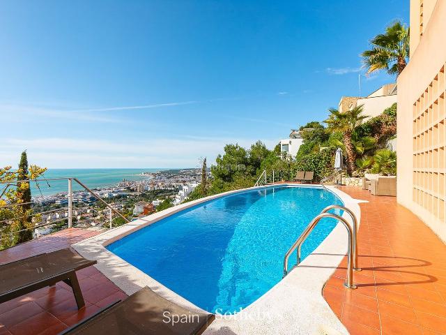 Casa en venta en Sitges, Levantina Montgavina Quintmar Costa Dorada. Villa orientada al sur con impresionantes vistas al mar en Levantina. Casas.