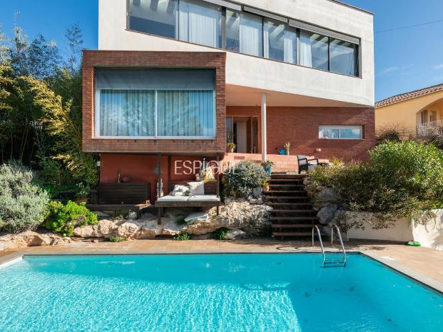 Casa en venta en Sitges, Levantina Montgavina Quintmar Costa Dorada. Villa con piscina y vistas al mar en Sitges. Casas.