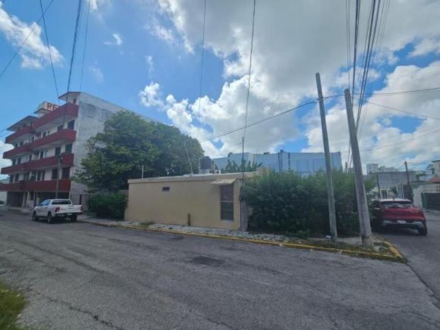 Casa en Venta en SM 64 Cancún con Amplio Terreno y Potencial de Inversión