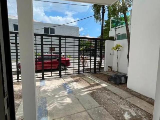 Casa en Venta en Smz 50, Benito Juárez, Quintana Roo, 3 Recámaras, 3.5 Baños, 2 Estacionamientos