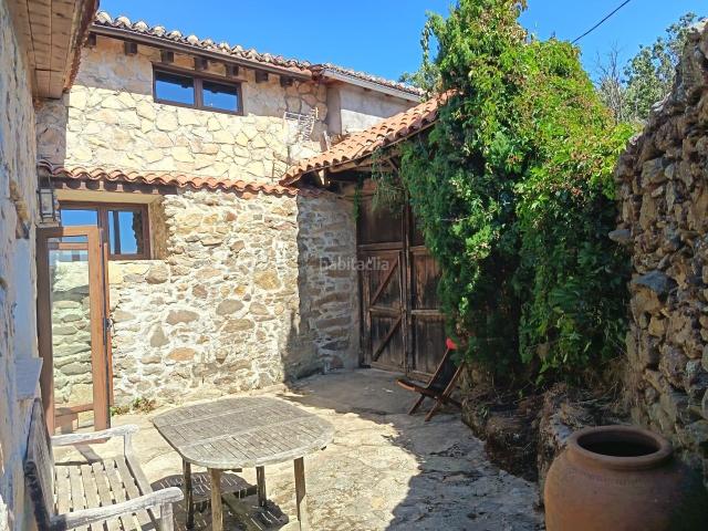Casa en venta en Solana de Ávila. Casa que no lo parece desde fuera, reformada con estilo y con patio. Casas Solana de.