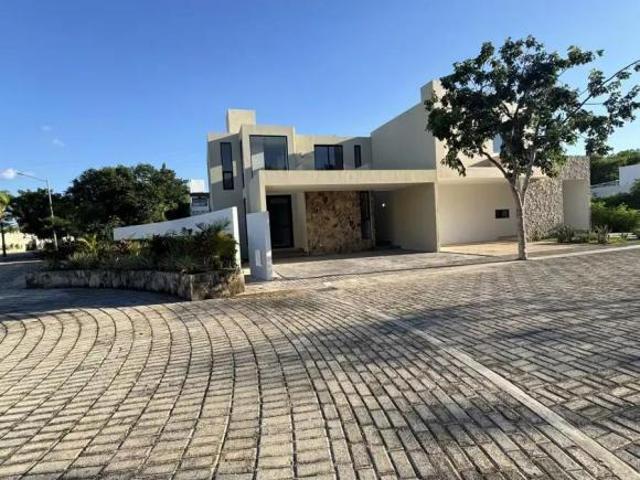 Casa en Venta en Soluna Temozón, 3 Recámaras, estudio, piscina