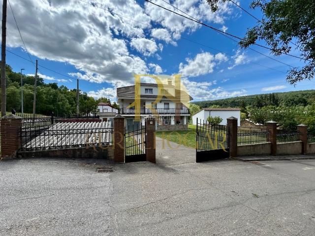 Casa en venta en Soto y Amío. CANALES: CASA DE DOS PLANTAS CON JARDIN Y COCHERA!. Casas Soto y.
