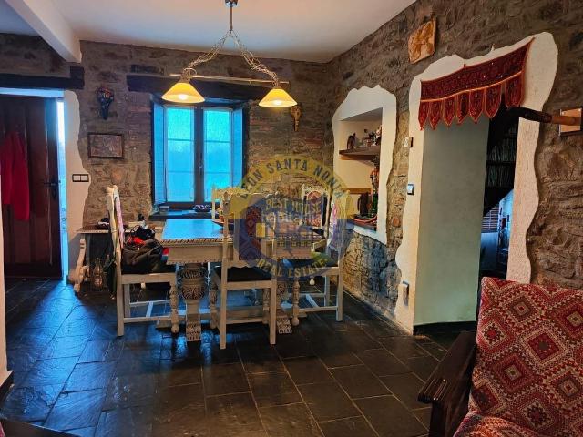 Casa en venta en Soto y Amío. Casa de piedra a la venta en Canales, a 35 km. de León. Casas Soto y.