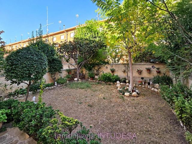 Casa en venta en Tudela, Parque del Queiles. EN VENTA CASA ADOSADA DE CUATRO DORMITORIOS TRES BAÑOS Y ASEO. Casas.