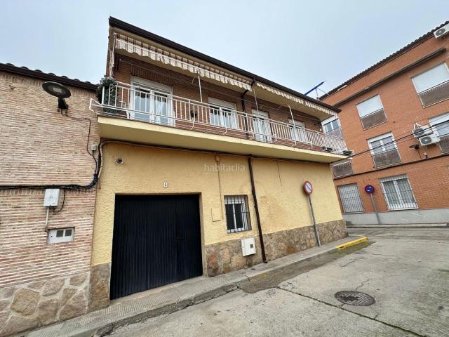 Casa en venta en Talavera de la Reina, Patrocinio Nueva Talavera. Casa 2 plantas en esquina con 3 habitaciones, 2 baños y amplio garaje pario. Casas Talavera de la.