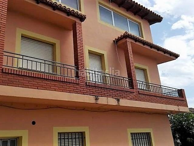 Casa en venta en Talayuelas. Casa 3 plantas posibilidad de 4 construcción reciente, nueva a falta de rematar, 221 m2 en total, 4 dormitorios, 2 baños, cámara. Casas.