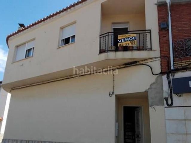 Casa en venta en Talayuelas. Casa construcción reciente, 197 m2 en 3 plantas, con amplia vivienda y local comercial con sótano. 3 dormitorios, salón estar, ter. Casas.