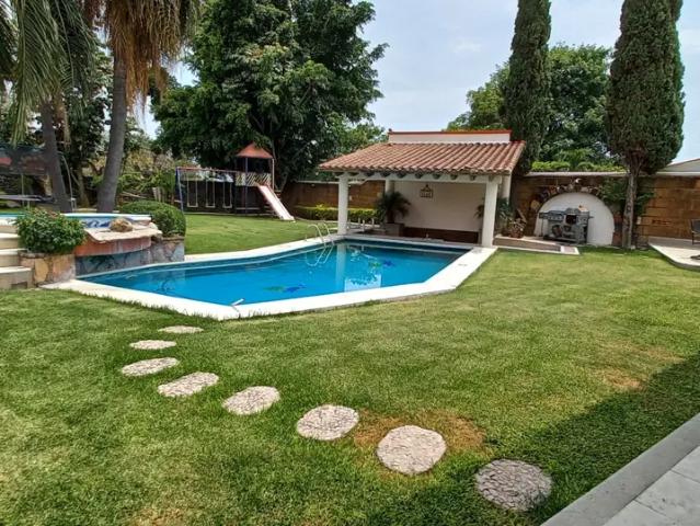 Casa en venta en Tamoanchan, Jiutepec, con amplio jardín y alberca