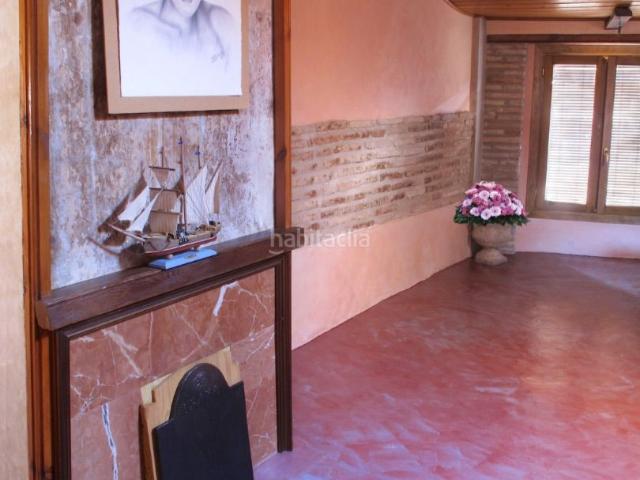 Casa adosada en venta en Tarazona. Casa estudio de 262m2 con 2 áticos y 2 bodegas. Casas adosadas.