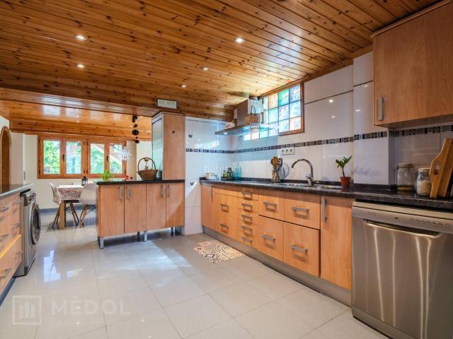 Casa en venta en Tarragona, Urbanitzacions de Llevant Costa Dorada. Chalet independiente con piscina y amplios espacios a 5 minutos de la Playa Larga en Solimar, Tarragona. Casas.