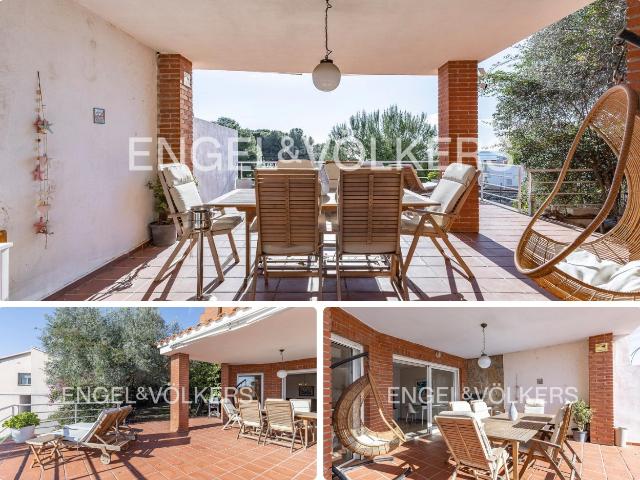 Casa en venta en Tarragona, Urbanitzacions de Llevant Costa Dorada. Exclusiva vivienda con espectaculares vistas al mar y piscina privada. Casas.