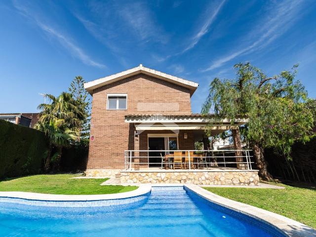Casa en venta en Tarragona, Urbanitzacions de Llevant Costa Dorada. Vivienda reformada con piscina y ubicación privilegiada. Casas.