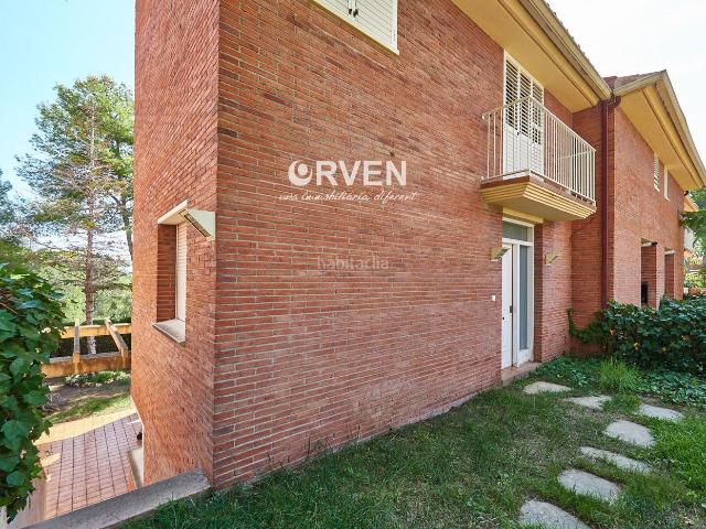 Casa en venta en Tarragona, La Mora Costa Dorada. Casa esquinera con gran jardín, piscinas comunitarias y vistas despejadas en Tamarit. Casas.