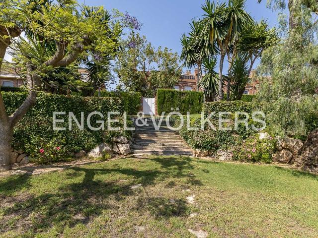 Casa adosada en venta en Tarragona, Nou Eixample Nord Costa Dorada. Luz, privacidad y confort en una exclusiva casa pareada con piscina comunitaria. Casas adosadas.