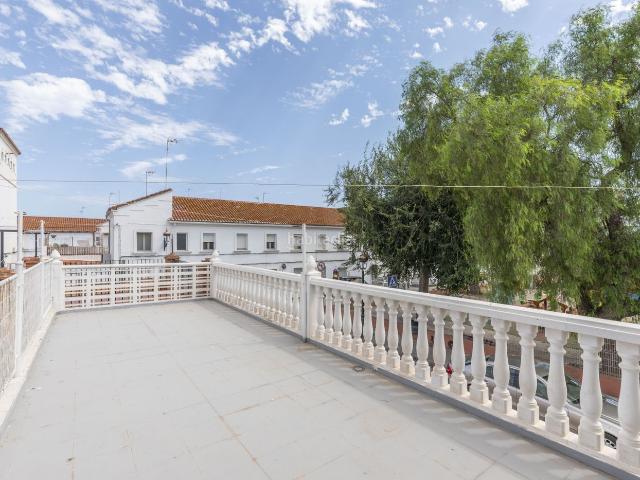 Casa en venta en Tavernes Blanques. Amplia vivienda con terraza de 40 m, ascensor privado y espacio multifuncional en Tavernes Blanques. Casas Tavernes.
