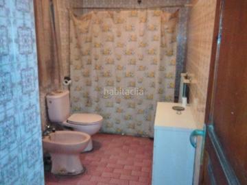 Casa en venta en Tavernes Blanques. Casa de 2 alturas + almacén. Ideal para hacer una finca. Se podría derribar y hacer una finca de bajo + 3 alturas. Casas Tavernes.