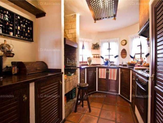 Casa en venta en Teguise, Tahiche. Encantadora villa histórica con amplio terreno y piscina privada, donde la elegancia clásica se fusiona con el confort moderno en. Casas.